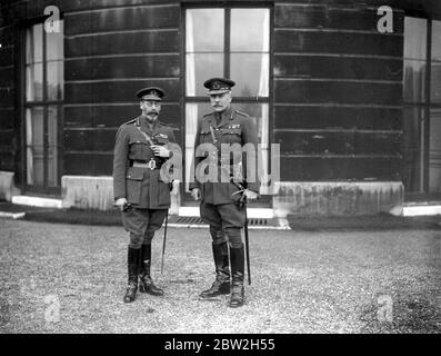 King inspecte le corps de formation de réservoir. 25 octobre 1918 Banque D'Images