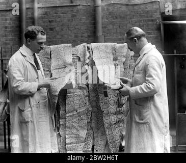 Peaux de poissons et de serpents utilisées pour les chaussures à la mode chez Gerrett et fils . 19 septembre 1925 Banque D'Images