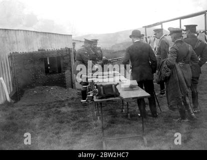Le roi inspecte le corps de formation de chars au dépôt du Sud. Le roi s'intéresse à une démonstration de mitrailleuses. 25 octobre 1918 Banque D'Images