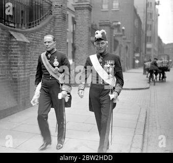 Service commémoratif d'Hindenberg à l'église luthérienne. Sir Robert Vansittart et Sir John Simon. Simon, John Allsebrook, Viscount Administrateur et politicien britannique; secrétaire britannique aux affaires étrangères 1931-1935; publié Simon Report  1873-1951 Vansittart, Robert Gilbert diplomate britannique  1881-1957 Banque D'Images