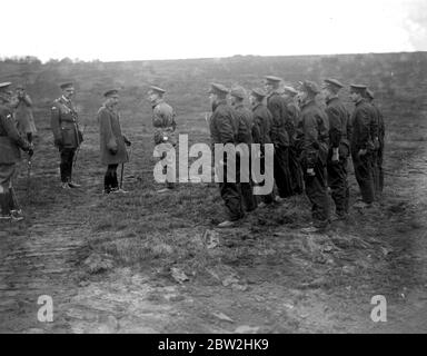 Le roi inspecte le corps de formation des chars au dépôt Sud, inspectant l'équipage d'un char. 25 octobre 1918 Banque D'Images