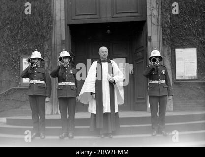 Service commémoratif à St Paul's, Covent Garden, Londres. Rév. Bevill Fermer, M.A. O.B.E. Aumônier divisionnaire. Royal Marine buglers qui sonne le dernier poste au service commémoratif annuel de la Division navale royale. Novembre 1924 Banque D'Images