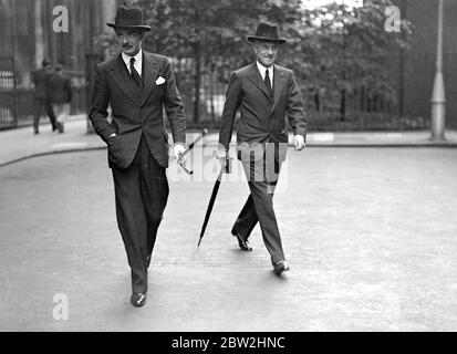 Downing Street. M. Anthony Eden et Sir Samuel Hoare. 13 octobre 1935 Eden, [Robert] Anthony politicien britannique; secrétaire britannique des Affaires étrangères 1935-1938, 1940-1945, 1951-1955; premier ministre britannique 1955-1957; démissionna au sujet de la crise de Suez  1897-1977 Banque D'Images