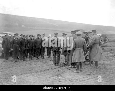 Le roi inspecte le corps de formation de chars au dépôt du Sud. Équipe d'inspection d'un réservoir 25 octobre 1918 Banque D'Images