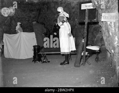 Attaque au gaz (grottes de Chislehurst). 1934 Banque D'Images