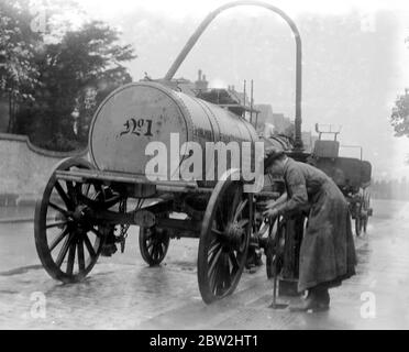 Les femmes travaillent les chariots à eau à Finchley. 1914-1918 Banque D'Images