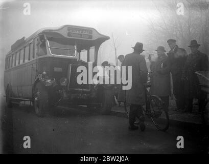 Accident de bus près d'Eltham. 1934 Banque D'Images