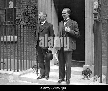 Downing Street. Neville Chamberlain et Sir Archibald Sinclair. Chamberlain, [Arthur] Neville politicien conservateur britannique; lord maire de Birmingham 1915-1916; secrétaire britannique à la santé 1923, 1924-1929; chancelier britannique de l'Échiquier 1923-1924, 1931-1937; Premier ministre britannique 1937-1940; signé le Pacte de Munich 1938; reconnu le régime de Francisco Franco en Espagne 1939; initié la conscription en temps de paix 1939; Déclaré la guerre à l'Allemagne après l'invasion allemande de la Pologne en 1939 ; a démissionné du poste de Premier ministre après avoir perdu le vote de confiance dans la Chambre des communes ; notoire pour sa politique d'apaisement envers l'ensemble Banque D'Images