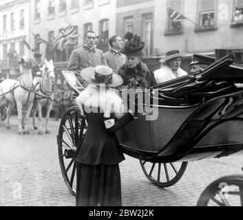 St George's Day à Windsor. Mme Carteret Carey remet un bouquet à la reine Marie dans sa calèche . 21 avril 1917 Banque D'Images