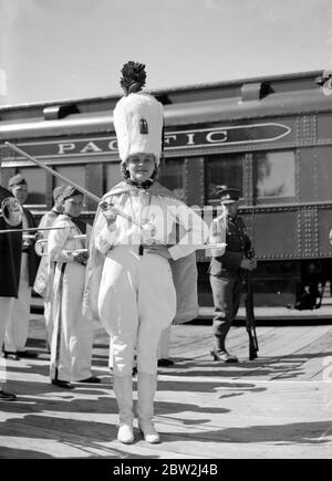 La tournée royale du Canada et des États-Unis par le roi George VI et la reine Elizabeth , 1939 UNE charmante fille tambour - Major , Nora Berg de la grande Sandy, Montana U .S .A .High School Band , salue le roi et la reine pendant le court arrêt du train royal. Banque D'Images