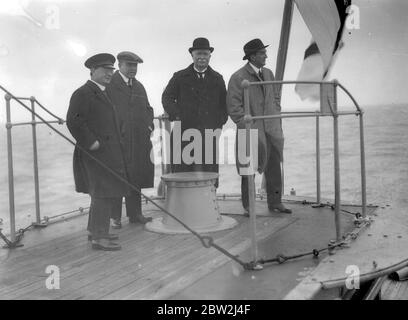 La flotte de l'Atlantique s'assemble dans le port de Portland en prévision de la visite des premiers ministres du Dominion. De gauche à droite, RT Hon L.S. Amery, RT l'hon W.L. Mackenzie King, RT l'honorable W.F. Massey et RT Hon S.M. Bruce 31 octobre 1930 Banque D'Images