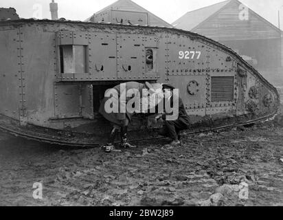 Visite royale à Lincoln, travaux de messrs William Foster Co, sa Majesté sortant d'un réservoir. 10 avril 1918 Banque D'Images