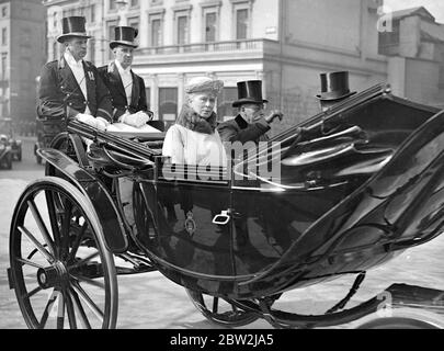 Le Roi et la Reine sur leur chemin pour ouvrir la nouvelle aile du Musée national du portrait. 30 mars 1933. George V (George Frederick Ernest Albert) souverain britannique; roi de Grande-Bretagne 1910-1936 (1er souverain de la Maison de Windsor); empereur de l'Inde 1910-1936; fils d'Edward VII  1865-1936 Banque D'Images