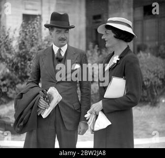 À Croydon. M. et Mme Anthony Eden sur le départ de l'ancien pour Paris et Genève. 13 octobre 1935 Eden, [Robert] Anthony politicien britannique; secrétaire britannique des Affaires étrangères 1935-1938, 1940-1945, 1951-1955; premier ministre britannique 1955-1957; démissionna au sujet de la crise de Suez  1897-1977 Banque D'Images