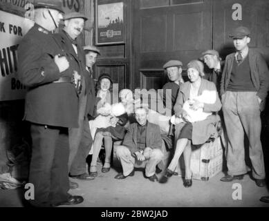 Montez à bord de ramasseurs à la gare de London Bridge la nuit. 1933 Banque D'Images