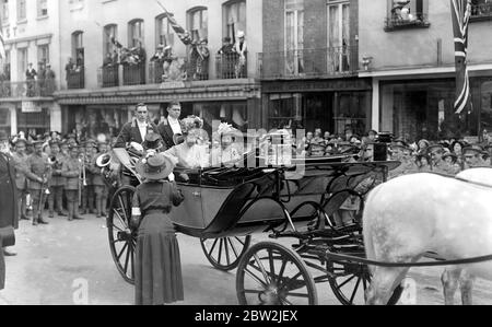 St George's Day à Windsor. Une allocution de la dame vendeur de drapeau de Windsor sera présentée à la reine Mary. 21 avril 1917 Banque D'Images