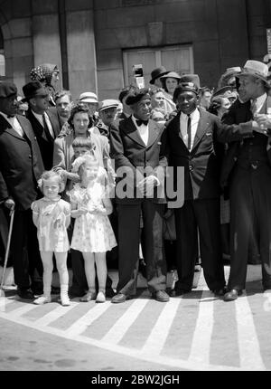 La tournée royale du Canada et des États-Unis par le roi George VI et la reine Elizabeth , 1939 le roi et la reine ont quitté Halifax (Nouvelle-Écosse) à la fin de leur tournée canadienne et américaine au cours de laquelle ils ont couvert quelque 10 000 milles . Contraste dans la foule qui les a vus quitter Halifax . Banque D'Images