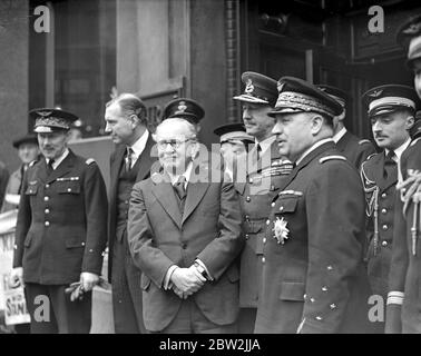 Mission aérienne française au ministère de l'Air Kingsway. Sir Kingsley Wood, de bonne humeur avec le général Vuillemin (Chef d'état-major général de l'Armée de l'air française). Au centre, Air Marshall Sir Cyril Newall. 30 mai 1938 Banque D'Images