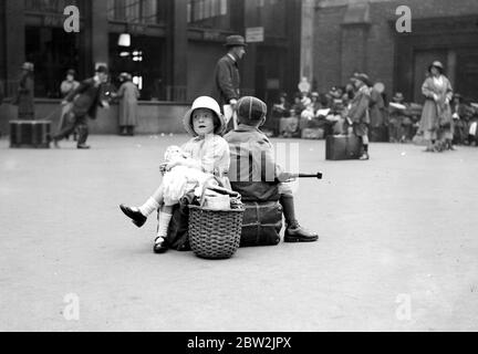 August Bank Holiday Scenes-Waterloo Station - attendre pendant que Daddy reçoit les billets. 5 juillet 1922 Banque D'Images