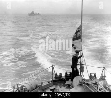 Accueil arrivée de soldats inconnus sur H.M.S. Saluant les morts. Après un salut de 19 armes à feu a été tiré du château de Douvres, elle s'est attachée à l'embarcadère de l'Amirauté où le général Sir John Longley a supervisé les six officiers de haut rang des trois services armés pour apporter à terre le cercueil. Photos, accueil des soldats inconnus sur H.M.S. Verdun sur le chemin de l'Angleterre. 11 novembre 1920 Banque D'Images