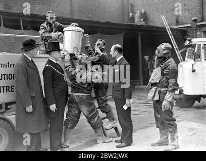 Une démonstration au centre de formation sur les précautions en RAID aérien, Monck Street, SW, a été ouverte par le commandant de l'escadre E.J. Hodsoll. 10 mars 1938 Banque D'Images