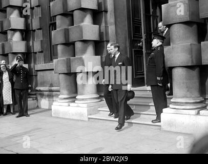 Crise de guerre, 1939. Le roi avec M. Hore Belisha, après sa visite au Bureau de la guerre derrière lui, est le duc de Gloucester. 30 août 1939 George VI (Albert Frederick Arthur George) souverain britannique; roi de Grande-Bretagne 1936-1952; dernier empereur de l'Inde 1936-1947; frère d'Edward VIII; fils de George V  1895-1952 Banque D'Images