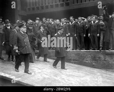 Leur Majestés visite à Grimsby - sortie des quais à poissons. 10 avril 1918 Banque D'Images