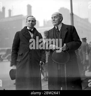 Au bureau de guerre pour protester contre l'interdiction du kilt pour la sortie de la robe en France. Sir Archiblad Sinclair et Sir Ian Hamilton. 16 février 1940 Banque D'Images