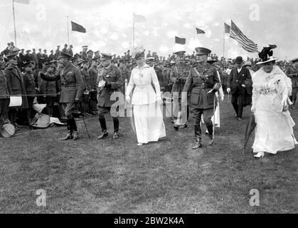 La visite royale aux sports militaires et à la fête à Aldershot. Le King et la Reine marchent sur le terrain de sport. 25 août 1917 Banque D'Images