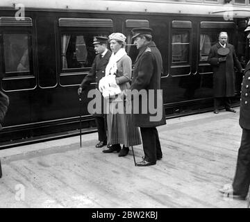 Visite royale aux héros blessés de Zeebrugge à l'hôpital naval de Chatham. Prince George, la princesse Mary et le capitaine Godfrey Fawcett. 30 avril 1918 Banque D'Images