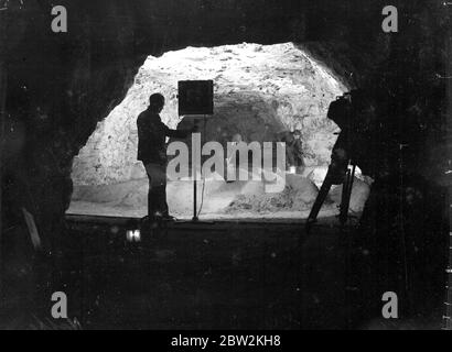 Tournage dans les grottes de Chislehurst. Ferme aux champignons. 1934 Banque D'Images