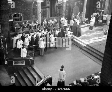 Cathédrale de Westminster. Monseigneur Arthur Hinsley (pendant de nombreuses années recteur du Collège anglais de Rome) après et à son entronement comme Cinquième Archevêque de Westminster. 29 avril 1935 Banque D'Images