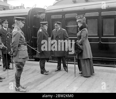 Visite royale aux héros blessés de Zeebrugge à l'hôpital naval de Chatham. Le Roi et la Reine prenant congé à la gare. 30 avril 1918 Banque D'Images