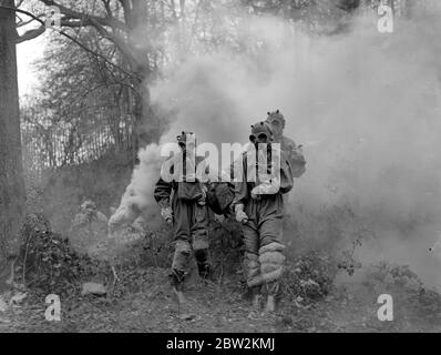 Attaque de gaz par l'air. Les célèbres grottes de Chislehurst ont formé le théâtre d'action pour un procès du détachement de l'aide volontaire de Kent. Croix-Rouge britannique des précautions à jour en cas d'attaque au gaz par l'air. 9 avril 1935 Banque D'Images