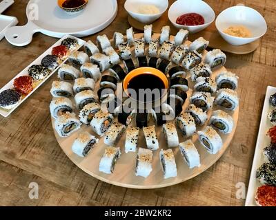 Ensemble de sushis japonais maison avec boules de fromage et divers types de sauce. Cuisine traditionnelle. Banque D'Images