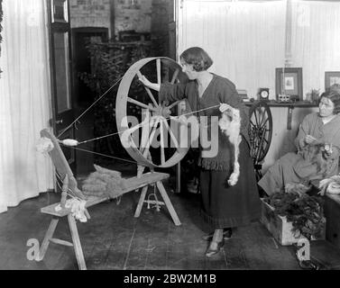 Les tisserands de fraternité à South Holmwood . Un très vieux type de roue de rotation irlandaise qui est également utilisé . 2 novembre 1919 Banque D'Images