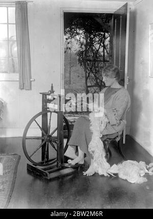 La fraternité des tisserands à South Holmwood. Au travail avec la roue qui patine. 11 novembre 1919 Banque D'Images