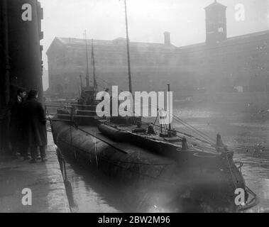 L'ancien sous-marin allemand Deutschland dans le Dock de St Katharine. 30 décembre 1918 Banque D'Images