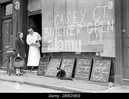 Crise de guerre, 1939 RAID aérien précautions la boutique de Butcher barricadé. 8 septembre 1939 Banque D'Images