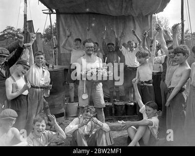 Camp de garçons chômeurs. Farnborogh. La maison de cuisson 1934 Banque D'Images