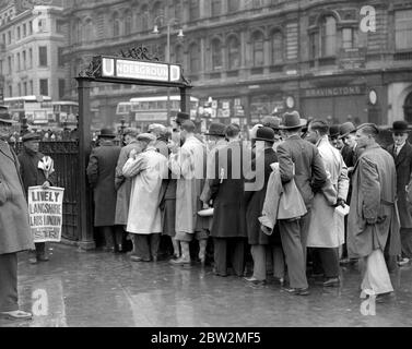 Circulation à Londres. Entrée dans le métro de Trafalgar Square. 29 avril 1933 Banque D'Images