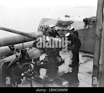 Abandon de navires de guerre allemands à Firth of Forth. Les autels britanniques examinent les canons du Posen 14 mai 1920 Banque D'Images