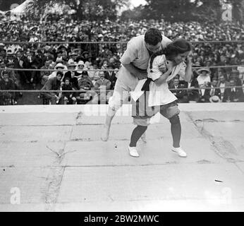 Démonstration de JU-Jitsu par M. George Pape, instructeur de gym à Eton College, une élève de dame. 14 juillet 1923 un art de l'auto-défense sans armes développé au Japon qui utilise des jets, des détends, des coups et tire la puissance supplémentaire de l'attaquant de son propre poids et de sa force. Un art de l'auto-défense sans armes développé au Japon qui utilise des coups, des coups et des coups et tire la puissance supplémentaire de son propre poids et de sa force. Banque D'Images