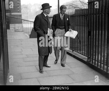 M. Anthony Eden et Sir Joh Simon. 13 octobre 1935 Eden, [Robert] Anthony politicien britannique; secrétaire britannique des Affaires étrangères 1935-1938, 1940-1945, 1951-1955; premier ministre britannique 1955-1957; démissionna au sujet de la crise de Suez  1897-1977 Banque D'Images