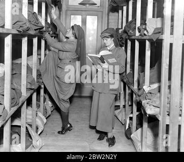 L'hôpital militaire Endell St est géré par des femmes. Vérifier et entreposer les vêtements des soldats. 1917 Banque D'Images