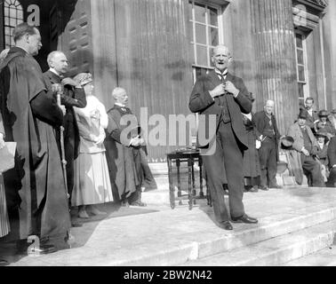 La princesse Mary présente des insignes et des chevrons de service long aux ouvriers de l'immobilier de Cambridge. M. Prothero, Président du Conseil de l'agriculture, prenant la parole. 23 mars 1918 Banque D'Images