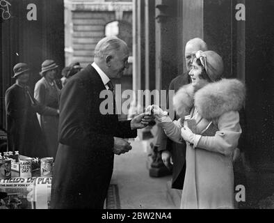 Duchesse de York à la Maison Mansion ' Playing annonces Day ' tour . La duchesse de York a fait une visite des centres de distribution en relation avec ' Playing Fields Day ' qui a organisé pour recueillir des fonds pour plus de terrains de jeu . Au cours de sa tournée , la duchesse a appelé à Mansion House . Photos , la duchesse de York discutant avec des vendeurs sur les marches de la Mansion House . Dans le groupe sont Lord Mayor , Sir Charles H Collett et Major Jackson , président de l'association des terrains de jeu de Londres . 17 avril 1934 Banque D'Images