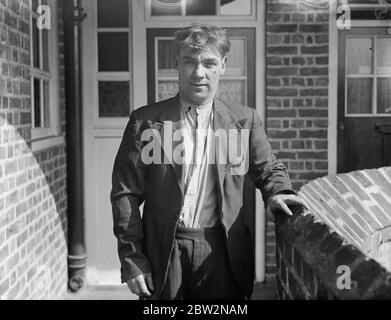 Un homme sans travail plonge depuis Tower Bridge pour secourir deux enfants dans la Tamise. John Armsby , un chauffeur au chômage , a ploueusement dévagé de la Tour Briegh et a sauvé deux enfants qui étaient tombés dans la Tamise , et étaient emmenés par la marée . Armsby a acheté les deux enfants en toute sécurité à la banque . Il a ensuite été emmené à la Tour où ses vêtements ont été séchés , et les enfants ont été emmenés à l' hôpital . Photo shws , John Armsby après son sauvetage courageux . 13 mai 1934 Banque D'Images