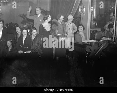 Des mannequins syncopés apparaissent pour la première fois à l'exposition de vêtements de Londres . Pour la première fois, des mannequins dansants ont été vus à Londres lorsqu'ils ont comparu à un défilé de robes organisé par les maisons de mode de Ciro's Club , Londres . Le mouvement des danseurs , qui chantaient aussi , a permis de voir les robes plus à l'avantage . Chantant des mannequins à l'étalage . 16 février 1932 Banque D'Images