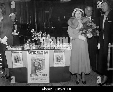 Duchesse de York à la Maison Mansion ' Playing annonces Day ' tour . La duchesse de York a fait une visite des centres de distribution en relation avec ' Playing Fields Day ' qui a organisé pour recueillir des fonds pour plus de terrains de jeu . Au cours de sa tournée , la duchesse a appelé à Mansion House . Photos , la duchesse de York discutant avec des vendeurs sur les marches de la Mansion House . Dans le groupe sont Lord Mayor , Sir Charles H Collett et Major Jackson , président de l'association des terrains de jeu de Londres . 17 avril 1934 Banque D'Images